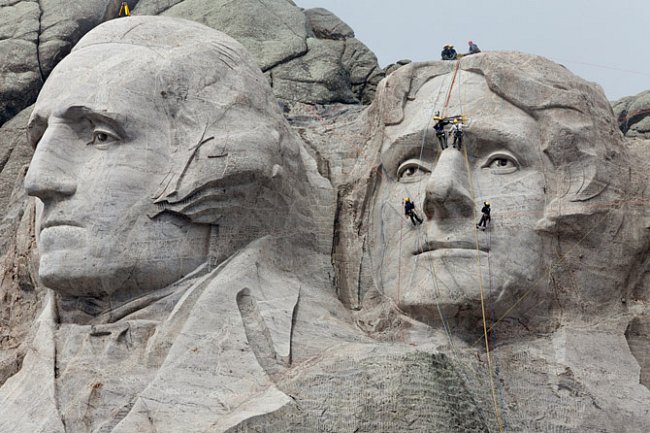 Lezci zdolávají slavné tváře na Mount Rushmore v Jižní Dakotě, aby umístili 3D skenery. Mezi partnery projektu patří Správa národních parků a rezervací, Historic Scotland, Glasgowská škola umění a CyA
