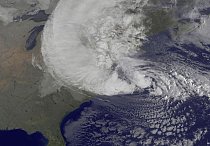 Snímek Sandy z pondělí 29. října. Centrum bouře se v tuto chvíli nacházelo 310 mil od New Yorku. FOTO: NASA GOES Project