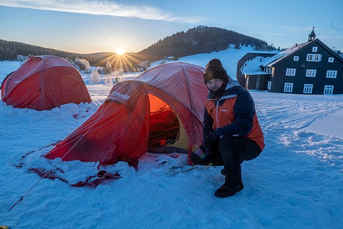 Šéfredaktor National Geographic, Tomáš Tureček, během svítání na Jizerce před svým bivakem. Aktuální teplota: minus 23 stupňů.
