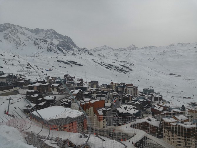 Val Thorens je vysokohorským lyžařským centrem, kde se mezi hotelovými komplexy proplétají sjezdovky a lanovky.