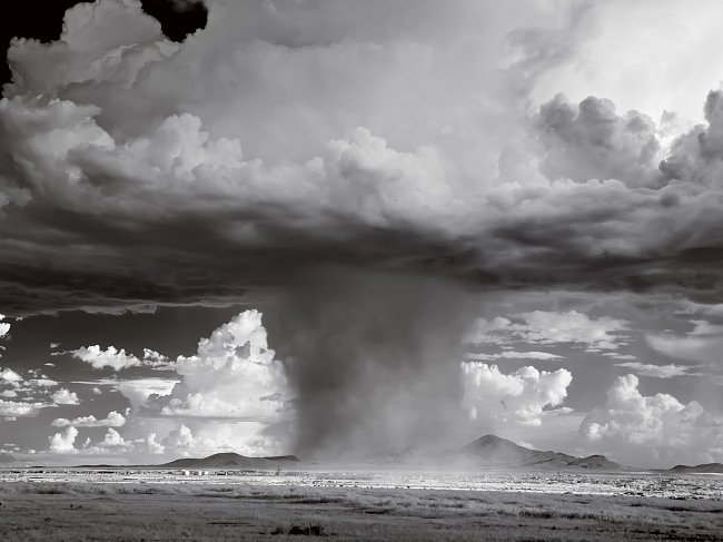 Monzunová bouře, která připomíná atomový hřib, svrhává na poušť záplavu vody. Základna tohoto mraku může viset přibližně tři kilometry nad zemí (Lordsburg, Nové Mexiko)
