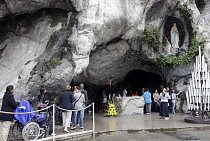 Socha Panny Marie v jeskyni na místě zjevení.