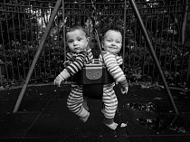 Sedmapůlměsíční dvojčata Felix a Viva Torresovi vnímají obrázky i zvuky, s nimiž se setkávají v newyorské čtvrti Greenwich Village. Doma na ně mluví dvěma jazyky.