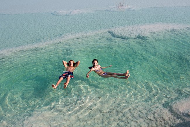 Oblast Mrtvého moře se chlubí 330 slunečnými dny v roce, proto je tady těžké trefit se do špatného počasí.