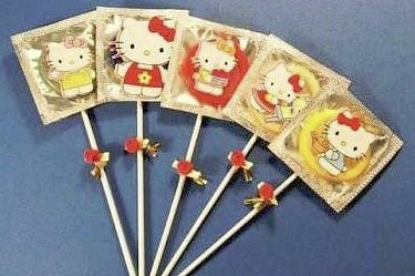 Hello Kitty kondomy nabízejí nejrůznější příchutě. 
