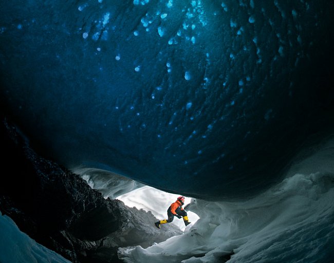 Sluneční světlo proniká klenbou ledové jeskyně na nejjižnější činné sopce na světě, Mt Erebus.
