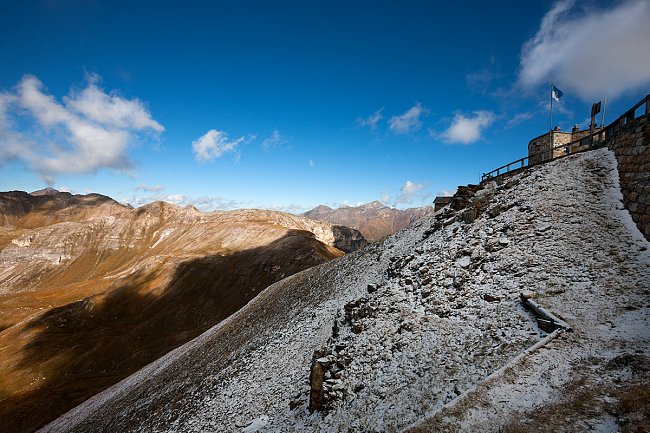 Na nejvyšším místě Edelweißspitze (2571 m n. m.) je tlak vzduchu o čtvrtinu nižší, než jsme zvyklí a voda zde tak vaří už při 87 stupních. Sněhový poprašek se zde může objevit v jakémkoli ročním obdob