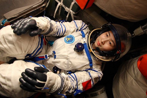 Liu Yang (34) při tréninku v kabině simulující skutečnou cestu do vesmíru. 