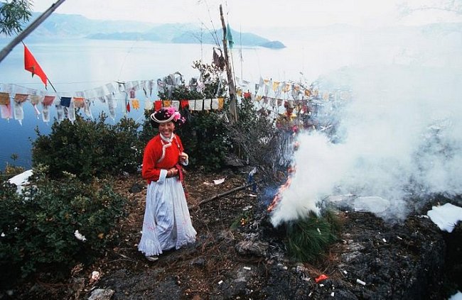 JEZERO LUGU, ČÍNA - Etnikum Mosuo, žijící na břehu jezera Lugu v provincii Jün-nan, je napůl matriarchální společnost tibetských buddhistů. Ženy dědí majetek, sejí plodiny a starají se o rodinu. S muži žijí pouze v nezávazných vztazích.