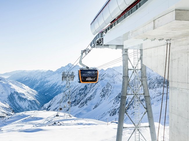 Stubaiský ledovec oslavil 50 let od zahájení provozu první zdejší lanovky Stubaier Gletscherbahn.