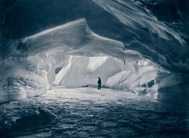Jeden člen týmu zkoumá velkou ledovcovou jeskyni vzdálenou zhruba kilometr od hlavní základny, na nejvýchodnějším okraji mysu Denison. 