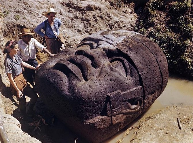 Na fotografii National Geographic Society z roku 1947 archeologové studují kolosální olméckou kamennou hlavu z La Venty, Mexiko. Olmécká civilizace, která byla jednou z prvních civilizací Mezoameriky, poskytla opěrný bod pro rozvoj zbytku celé oblasti.