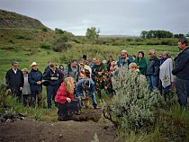 Kmenoví vůdci se sešli v Montaně, aby znovu pohřbili 12 600 let staré kosti chlapce známého jako dítě z Anzicku. Rozbor jeho DNA potvrdil, že současní původní Američané jsou přímými potomky prvních Američanů. 