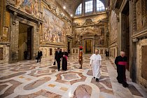 Papež po skončení proslovu prochází Královským sálem – Sala Regia. Sál zdobený nástěnnými malbami významných událostí z dějin církve původně sloužil papežům k přijímání vysoce postavených návštěvníků.