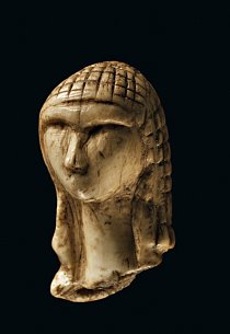 Jemně vyřezávaná hlavička z mamutího klu, označovaná jako Dáma z Brassempouy, byla nalezena v jihozápadní Francii v roce 1894. Ať už plastika zobrazuje „dámu“ nebo mladíka, patří mezi nejstarší vypodobnění lidské tváře.