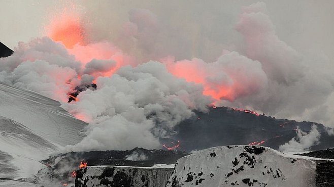 Pěšky kolem činné sopky Eyjafjallajökull. Před erupcí i po erupci