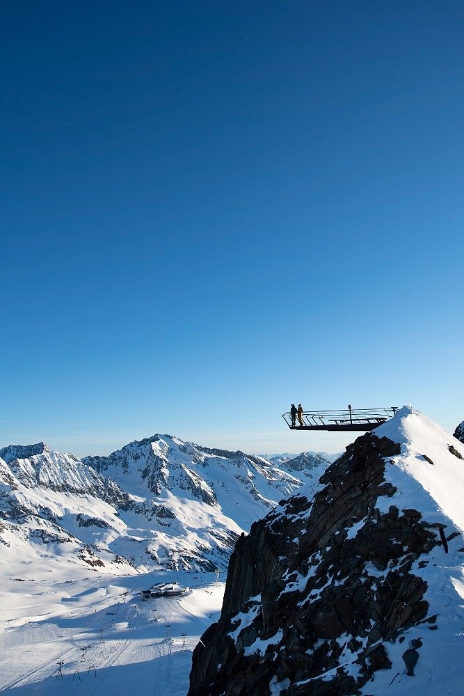 Panoramatická plošina Top of Tyrol s výhledem na Stubaiské a Ötztalské Alpy je postavená ve výšce 3210 m.
