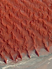 Poušť Namib, Namibie – cihlově červené, růžové a oranžové duny v nejstarší poušti světa dosahují výšky až 200 metrů.