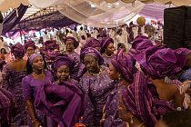 V Nigérii je obvyklé požádat hosty, aby při společenských událostech, jako je tato svatba v Yoruba Tennis Club, měli na sobě barevně sladěné oděvy nazývané aso ebi.
