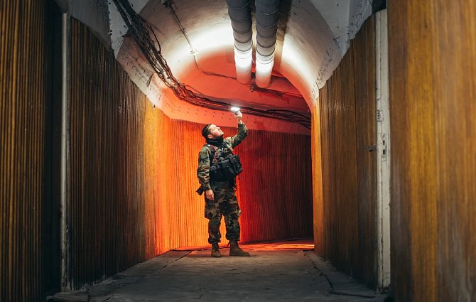 Fotograf David Tabagari svítí baterkou na ventilační potrubí v hlavním vládním bunkru.