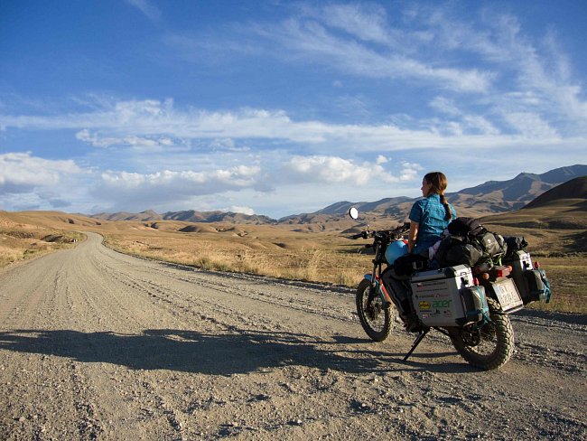 Sama dojela na motorce až k hranicím Číny. A pak, že neexistují ženy–cestovatelky. 