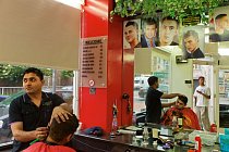 Zákazníky holičství A1 Hair Style na Commercial Road jsou většinou Pákistánci a Bangladéšané. 