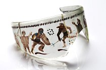 Úlomek ručně malovaného skleněného poháru, rozlomeného na dva kusy, byl nalezen v blízkosti Hadrianova valu. Sklo bylo pravděpodobně vyrobeno v Německu, což je dokladem rozšířeného obchodování. 
