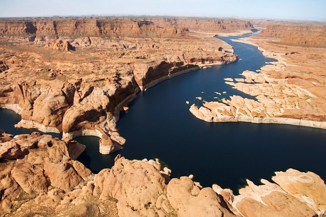 Jeden z nejkrásnějších kaňonů na světě najdete v americkém Utahu. Vytvořila jej řeka Colorado.