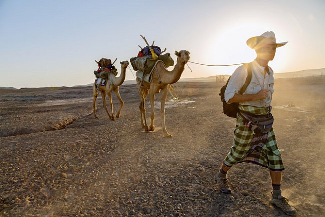 Novinář Salopek jde stejnou cestou jako nejranější cestovatelé, když vede velbloudy přes Afarskou poušť v Etiopii. 