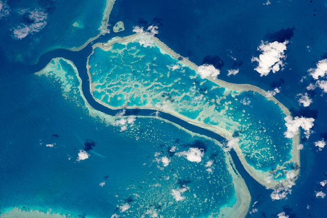Tři útesy z australského Velkého bariérového útesu, poblíž ostrovů Whitsunday, zvěčněné z Mezinárodní vesmírné stanice. Z vesmíru jsou velmi dobře viditelné, díky výrazné modré barvě mělkých lagun, kontrastující s tmavými hlubinami.