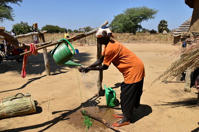 Na komunitních setkáních se ženy učí, jak si správně mýt ruce a skladovat potraviny v hygienických podmínkách.