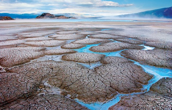 Jezero Kluane v kanadském teritoriu Yukon je nápajeno vodou z ledovců z okolních hor. Na jeho vysychajících mělčinách vzniká díky vysokému obsahu nejrůznějších minerálů rozpuštěných ve vodě barevná mo