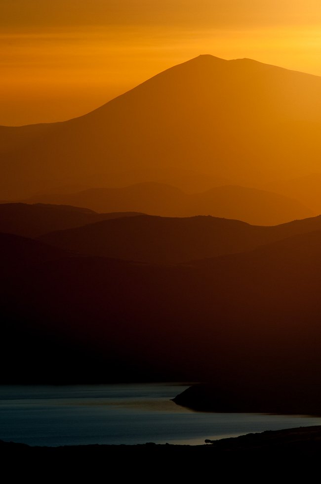 Západ slunce z bezejmenného vrcholku v pohoří Isunngua.