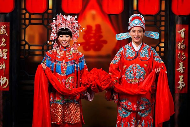 V Číně červená bava symbolizuje štěstí, proto nechybí na žádných svatebních šatech.