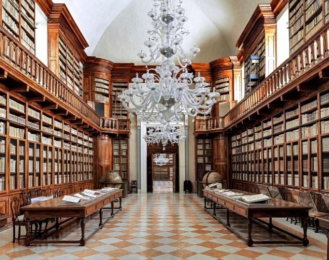 Biblioteca Teresiana, Mantova, Itálie: Pro veřejnost byla otevřena v roce 1780 a stále působí jako veřejná knihovna. Historická knihovna je umístěna uvnitř budovy – chcete-li si ji prohlédnout, jednoduše požádejte o přístup personál.
