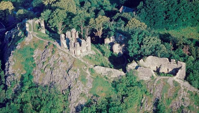 Zřícenina gotického hradu Andělská Hora - původně zvaného Engelsburg z konce 14. století. Stojí na místě sopky, která vyčnívá nad okolní krajinou.