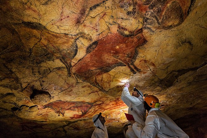 Vědci odebírají vzorky z polychromovaného stropu jeskyně Altamira ve Španělsku, aby mohli určit jejich stáří. Strop je vyzdoben malbami zvířat, které byly zhotoveny před 19 000 až 15 000 lety. Abstraktní symboly na stropě jsou možná o 20 000 let starší.