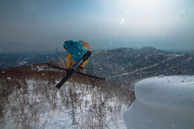 Fakt, že na nejsevernějším japonském ostrově Hokaido napadne za rok až 15 metrů sněhu, z něj dělá opravdový lyžařský ráj.