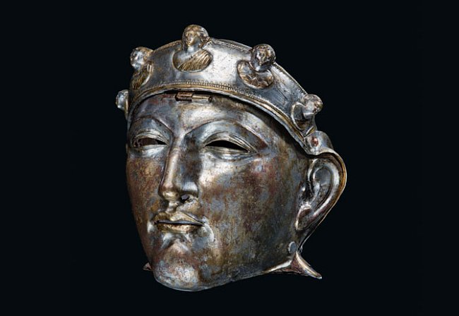 Železná maska pokrytá bronzem a stříbrem byla objevena v Holandsku. Vojáci kavalerie si takové masky zavěšovali na přilbici pomocí otočného pantu a nosili je na vojenské přehlídky – a snad i do bitev.
