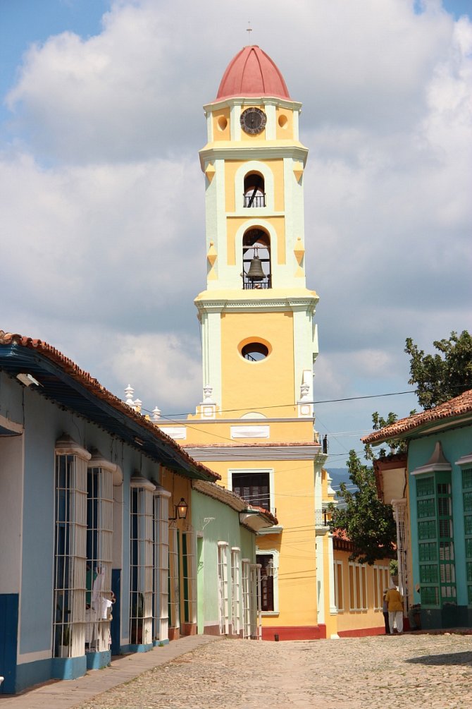 Měšťanská věž v duchu jedinečné kubánské architektury. Trinidad, Kuba