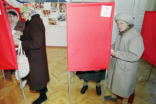 V Jaltě, černomořském přístavním městě na Krymském poloostrově, se ženy chystají odevzdat hlasovací lístky v parlamentních volbách 27. března 1994.