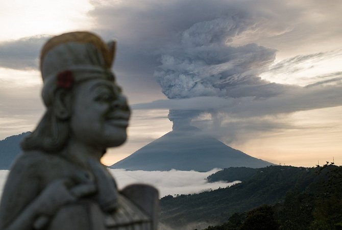 Sopka se po více než 50 letech začala probouzet už v září. Nyní, o dva měsíce později, se situace zhoršila a Agung chrlí oblaka bílého a šedivého popela.