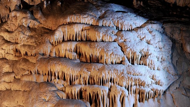 Kateřinská jeskyně ohromí obřím dómem i fantaskními krápníky
