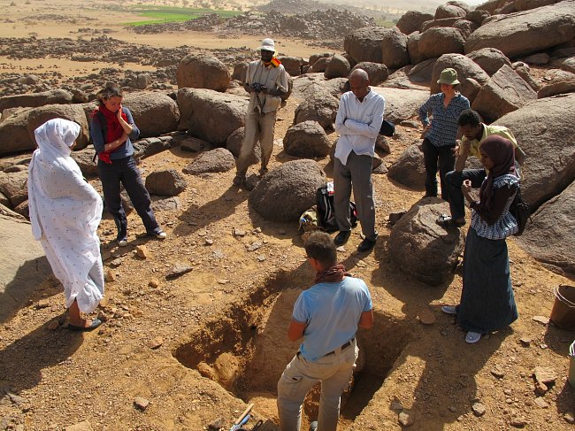 Návštěva odborníků z Chartúmské univerzity na výzkumu lokality Liščí kopec, pohoří Sabaloka, výzkumy ČEgÚ.