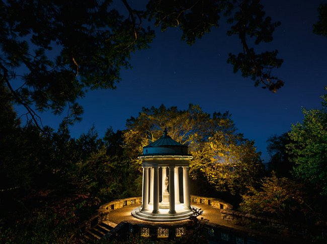 Zahrady Kykuit na panství Rockefellerů u Sleepy Hollow ve státě New York byly stvořeny k denní i noční návštěvě. Dokonalost Afroditina chrámu dotváří řada lip.