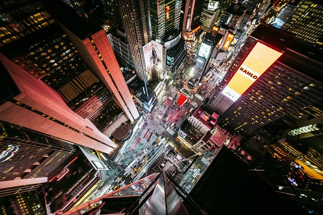 Kdo by nepoznal pulzující noční Times Square.