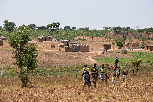 Naprostá většina Angolanů nikdy nenavštívila hlavní město Luandu. Neexistuje tu hromadná doprava v evropském smyslu a infrastruktura je velmi špatná. Angola je zhruba 16krát větší než Česká republika.