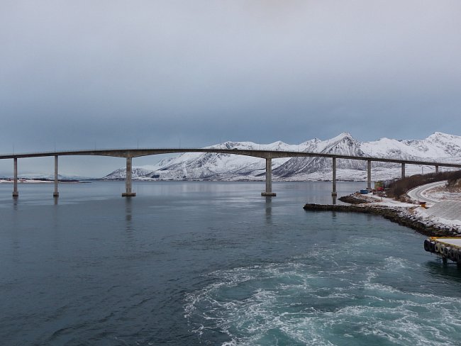 Most Sandnessund spojující ostrovy Tromsøya a Kvaløya; Norsko, leden 2015.