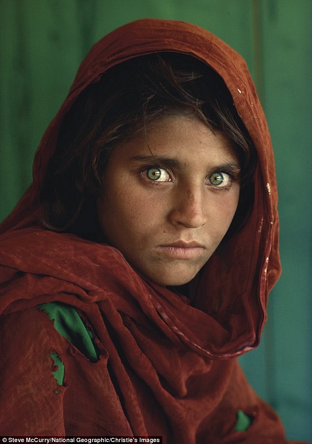 Snad nejznámější fotografie National Geographic - Afghánka se zelenýma očima uhranula celý svět. 