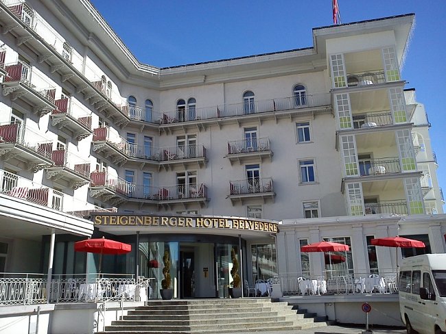 Steigenberger hotel Belvedere v minulosti pravidelně navštěvovali hosté jako švédský král Karel Gustav či hollywoodské hvězdy Angelina Jolie a Brad Pitt.